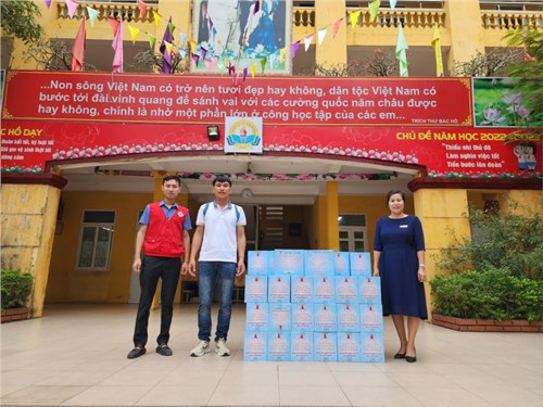Trường Tiểu học Nông Nghiệp nhận tài trợ nước uống từ nhà hảo tâm Thiện Tâm
